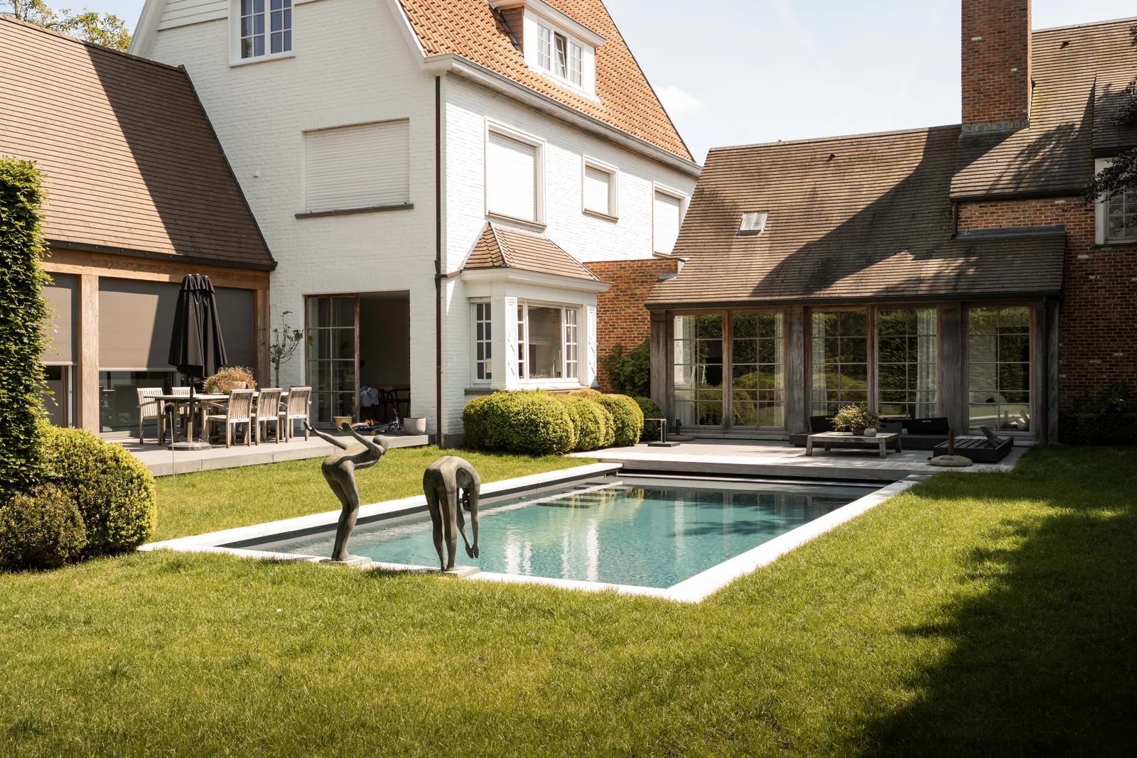 Afgewerkt zwembad met professioneel geplaatste zwembadliner in Oost-Vlaanderen — realisatie door Liner Plaatsen
